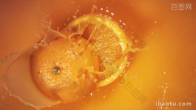 橘子落入果汁中